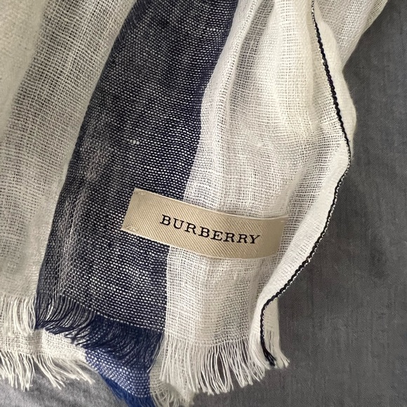 Burberry lightweight check wool scarf - Picture 2 of 6